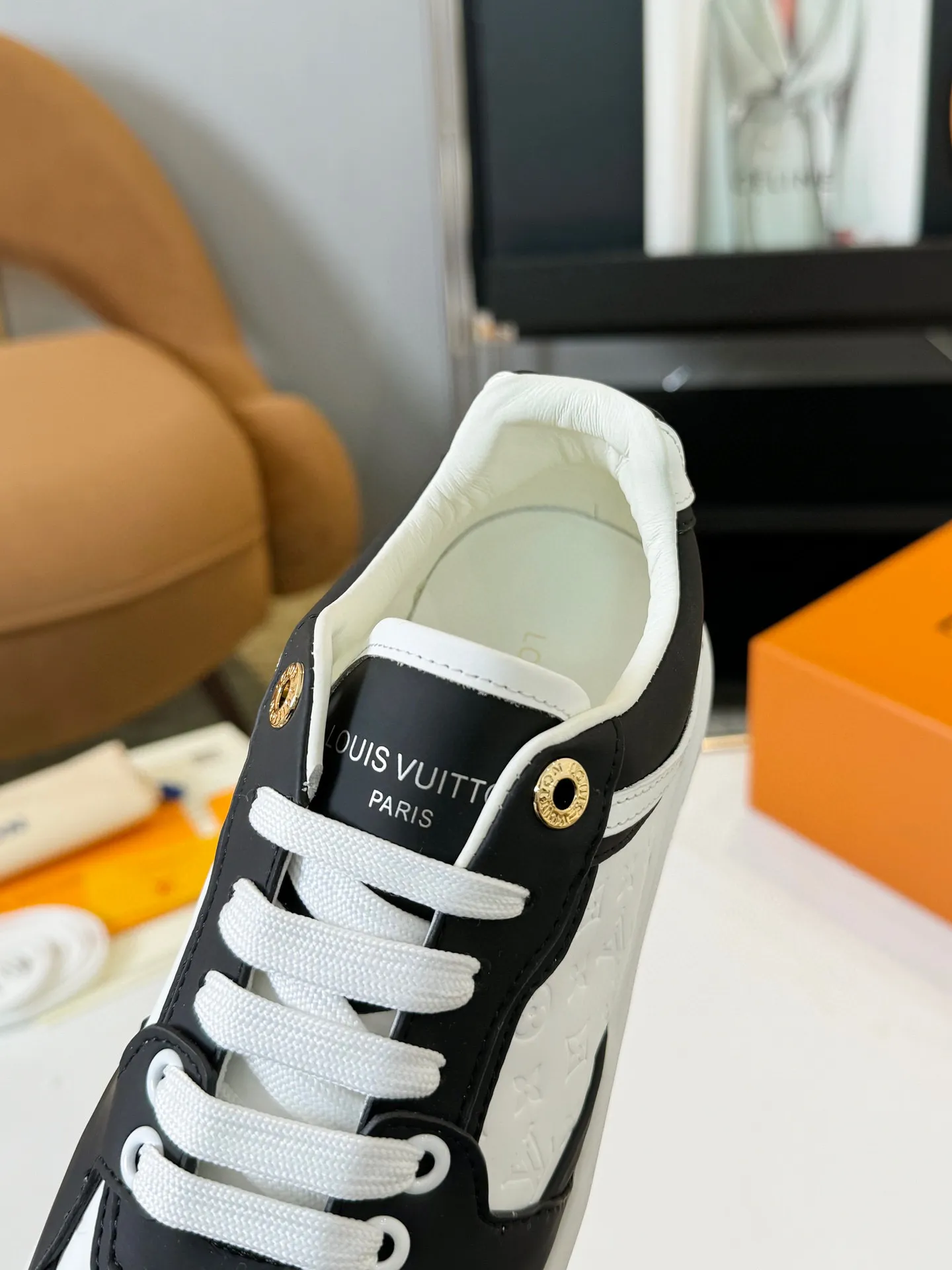 Men's Men's Shoes 💰💰660 Women's LV [Beverly Hills Sports Shoes Series] This Beverly Hills sports shoes are made of grained cow leather with Damier pattern, echoing the current season's leather goods series. The thick rubber outsole is lightweight, and an embossed Louis Vuitton logo adds a branding touch. Padded insole and technical fabric lining enhance comfort.  Detailed Features ♛ Embossed grained cowhide leather ♛ Ultra-lightweight rubber outsole ♛ Louis Vuitton logo on tongue and outsole ♛ Size: 35-40